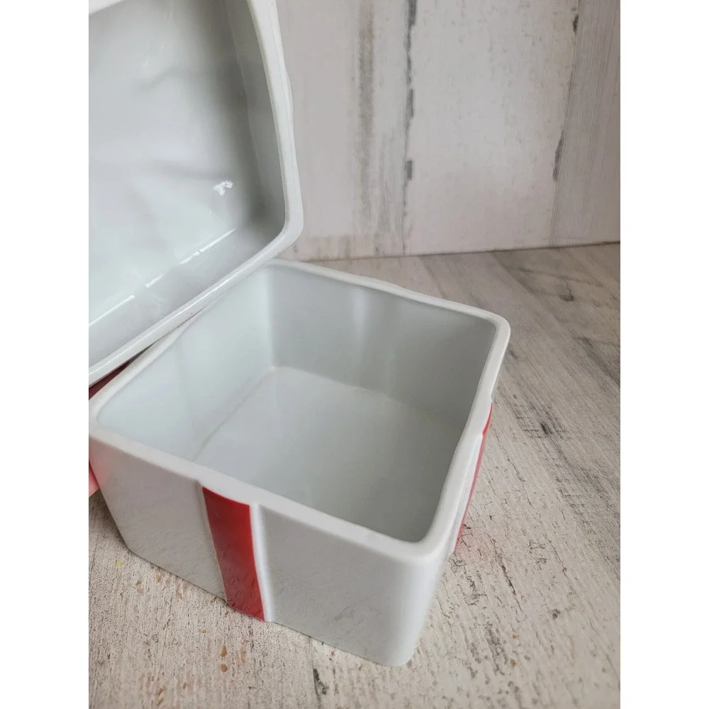 Mount‎ Clemens pottery vintage ceramic gift box container bow mistletoe unique